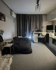 Black and white bedroom ideas Mens Bedroom Decor, Chill Room, Bedroom Setup, Casa Vintage, Room Redesign, Small Room Design, Redecorate Bedroom, Cozy Room Decor, Minimalist Room