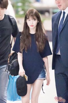 IU's traditional long-hair style can be seen in this fan photo Korean Hairstyle Long, Haircuts For Long Hair With Bangs, Korean Bangs Hairstyle, Lee Jieun