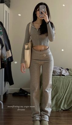 Workout Outfits For Women Winter, Work Out Women Clothes, Winter Outfit Inspo Casual, Elevated Loungewear Outfits, 22 Year Old Outfits, Dream Wardrobe Aesthetic, Outfits With Grey Leggings, Grey Crop Top Outfit, Aesthetic Leggings Outfit