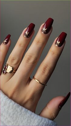 35  June Nails Ideas - With Fun Nailart And Designs 2023 | Beach Nails Art Burgundy And Gold Nails Short, Red Gel Nails Designs Classy, Deep Red Nails With Gold, Classy Red Nails Design, Fall Red Nails Designs, Burgundy Fall Nails Designs, Red Nail Art Elegant, Nail Art Red And Gold, Dark Red And Gold Nails