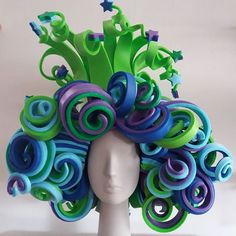 Junk Couture, Seussical Costumes, Art Hats, Foam Wigs, Puppets Diy, Halloween Tattoo, Crazy Hats, Queen Costume, Costume Wigs