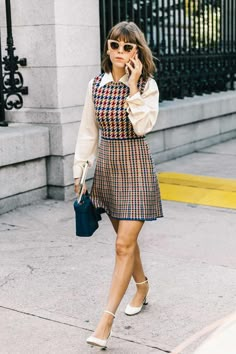 Sukienki Maksi, Fashion 60s, Walking Down The Street, Street Style Fall Outfits, Estilo Preppy, Looks Street Style, Autumn Street Style, Fashion Weeks, 60s Fashion