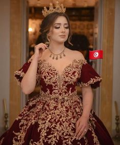 لبس تقليدي تونسي #تونسيه #تونس #تونسيات تفاصيل Tunisian Fashion, Fashion Show Invitation, Heavy Dresses, Afghan Clothes, App Layout, Sleeves Designs For Dresses, Makeup Table, Woo Young