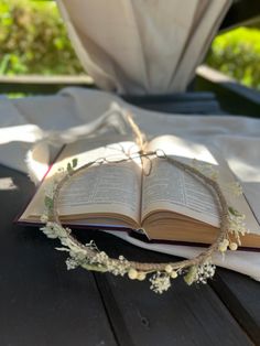 This unique boho and rustic-style flower crown, made from dried and stabilized flowers in natural ivory tones, is the perfect accessory for weddings, photoshoots, or any special event. The floral arrangement adds a touch of elegance and natural beauty, making you stand out in any setting. Ideal for brides or bridesmaids, this crown complements any bohemian or rustic wedding theme. Thanks to the use of preserved and dried flowers, it retains its freshness and beauty for a long time. Wear it on your big day or as a stylish accessory for outdoor photoshoots. Dried Flower Crown, Wedding Wreath, Floral Accessories Hair, Wedding 2025, Wedding Wreaths, Flower Crown Wedding, Bridal Headpiece, Floral Hair, Boho Stil