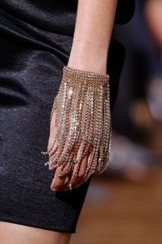 Lanvin. Loves it #womensbracelet Fashion Gloves, Fashion 2018, Mode Vintage, Spring 2017, Fashion 2017, Fashion Details, Primavera Estate, Lanvin, Paris Fashion