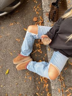 Outfits With Slippers, Fall Jeans Outfit Casual, Cute Fall Photos, Cute Fall Shoes, Fall Jeans Outfit, Free People Outfits, Fall Comfy Outfits, Cute Outfits For Fall, Ugg Outfits