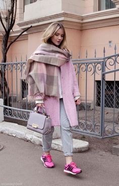 Mode Pastel, Winter Mode Outfits, Iranian Women Fashion, Pinterest Fashion, Pink Shoes