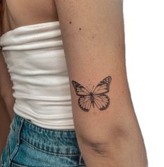 Monarch Tattoo, Monarch Butterfly Tattoo, Butterfly Tattoos On Arm, Tato Minimal, Butterfly Tattoos For Women, Small Pretty Tattoos, Petite Tattoos, Butterfly Tattoo Designs, Discreet Tattoos