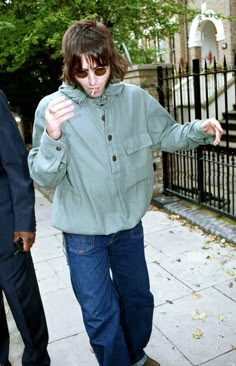 liam and noel gallagher (1999) Britpop Fashion, Liam And Noel Gallagher, Oasis Style, Liam Oasis, Liam Gallagher Oasis, Oasis Fashion, Oasis Clothing, Liam And Noel, Oasis Band