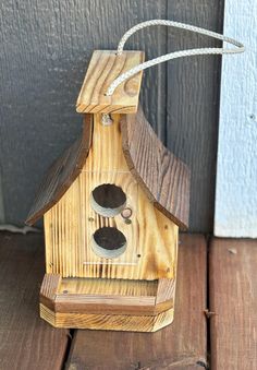 This birdfeeder is all wooden with a top that easily lifts up to pour the bird seed in and an opening at the bottom for the seed to sift out of. It also has two holes in the front with plexiglass to cover them. Carpentry And Joinery, Bird House Plans, Bird Houses Diy, Bird Seed, Garden Decoration, Carpentry, Wood Burning, Bird Houses