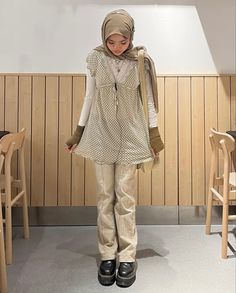 K4teeya Outfits, Hijabi White Outfit, Hijabi Cute Outfits, How To Style Tan Cargo Pants, Gloves Outfit Casual, Hijabi Inspo Outfits, Muslim Aesthetic Outfits, Pink Hijabi Outfits, Pink Modest Outfits