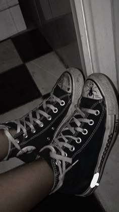 Grunge Shoes Aesthetic, Photographie Indie, Alt Aesthetic, Emo Aesthetic, Shoes Aesthetic, Custom Converse, Dark Grunge, Grunge Vibes