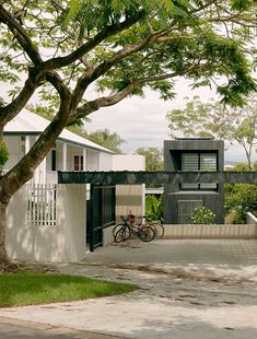 Nielsen Jenkins have transformed this typical Queenslander into a sleek, contemporary home that can withstand the state's harsh sun. Perth House, Beach House Deck, Sydney House, Top Architects, House Deck