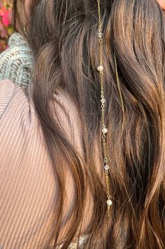 Channel your inner ocean princess with this mermaid-inspired hair chain. The easiest way to spruce up any hairstyle! Style with braids, curls, buns, bandanas! The possibilities are endless, and these chains are so elegant. Made with freshwater pearls, bicone crystals and 14k gold plated or sterling silver chain + findings.  > this is a double chain hair charm! when ordering, order the length you want the longest (pearl/crystal) strand to be! the second strand will be adjusted to compliment the length you've chosen! :)  all hair charms are now made with weft clips! If you'd prefer a lobster clasp just leave a note when placing your order! weft clips are available in multiple colors to suit all hair types! choose between black, dark brown, light brown, or white!! pls specify which color you' Style With Braids, Ocean Princess, Hair Charm, Head Chain Jewelry, Sea Hair, Braids Curls, Hair Accessories Gold, Bob Hair Color, Hair Chain