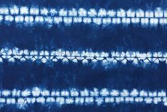 blue and white tie - dyed fabric with horizontal lines in the center, which are diagonally linked