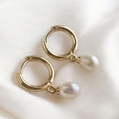 ✨ Attention: Elevate your style with these 18K Gold Filled Pearl Earrings - a perfect blend of elegance and timeless charm! Whether for daily wear or a special event, these earrings are designed to make you shine. 🌟 💎 Interest: Handmade with precision, each earring features a stunning freshwater pearl that dangles beautifully from a gold hoop. The vintage-inspired design adds a touch of sophistication, while the steel dangle ensures durability for long-lasting wear. 💖 Desire: Imagine the comp Earrings Dainty, Vintage Inspired Design, Etsy Earrings Dangle, Jewelry Earrings Hoops, Pearl Drop Earrings, Gorgeous Earrings, Gold Hoop, Pearl Drop, Gold Hoop Earrings