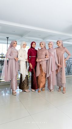 Khusus diminggu ini ajaa Ladies bisa dapetin discount 30k untuk pembelian semua koleksi kebaya kita. Ada berbagai pilihan desain dan warna tinggal pilih sesuai selera 🥳 Hijab Party, Kebaya Bridesmaid, Hijab Sport, Sports Hijab, Gamis Dress, Blouse Casual Fashion, Blouse Casual, Outfit Hijab, Instagram Ideas