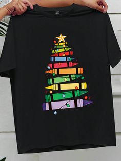 Camiseta de manga corta con cuello redondo y estampado de árbol de Navidad de crayón de Navidad, para regalo de Navidad en talla grande de verano Negro Casual  manga corta Tela tejida Navideño,Geométrico,Letras  Elástico Ligero  Women Plus Clothing, size features are:Bust: ,Length: ,Sleeve Length: Cartoon Crayon, Top Christmas Gifts, Christmas Tree Print, Summer Christmas, Christmas Cartoon, Christmas Cartoons, Plus Size Summer, Tree Print, Christmas Prints