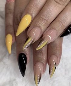 Nail Art On Green Nails, Short Stilleto Nails Almond Classy, 2023 Acrylic Nail Trends, Almond Stiletto Nails