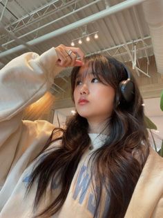 Whispy Front Bangs Aesthetic, Long Wispy Bangs Short Hair, Whispy Front Bangs Asian, Fringe Bangs 2023, Wispy Bangs On Asians, Cute Hairstyles For Wispy Bangs, Cute Wispy Bangs Hairstyles, Slight Wispy Bangs, Long Dark Hair With Wispy Bangs