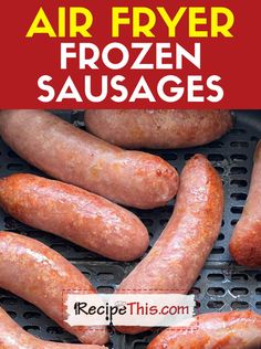 there are many sausages on the grill with text overlay that says air fryer frozen sausages