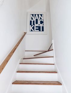 there is a sign that says nann hoc ket on the wall next to some stairs