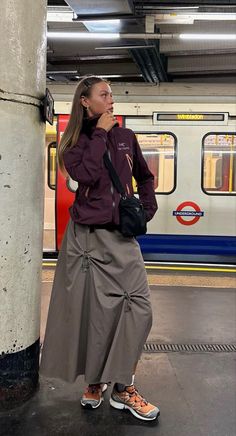 Downtown Girl Aesthetic, Hijabi Outfit, Maxi Skirt Outfits, Skirt Trends, Downtown Girl, 가을 패션, Hiking Outfit, Lookbook Outfits, Modest Outfits