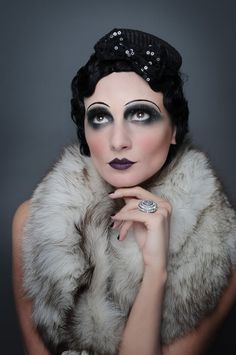 college image of inspiration Haus Makeup, 1920s Makeup Look, 1920’s Makeup, 1920s Makeup Tutorial, 1920 Makeup, 20s Makeup, Maquillage Goth, Gatsby Party Outfit, Look Gatsby