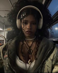 Wearing Headphones, Pose Reference Photo, Attractive People, 가을 패션, Aaliyah, Aesthetic Hair, Pretty Hairstyles, Pretty Woman