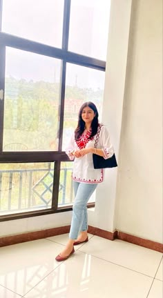 Work Wear Indian, Short Kurta Outfit, Kurti Outfit For College, College Outfits Indian Kurti, How To Style White Kurti, Girls In Kurti, White Kurti Aesthetic, Kurti Jeans Outfit, White Short Kurti Outfit