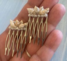 Shell Accessories Diy, Water Witchcraft, Shell Hair Accessories, Beach Wedding Hair Accessories, Shell Crowns, Fantasy Earrings, Mermaid Core, Cool Piercings, Beach Wedding Hair