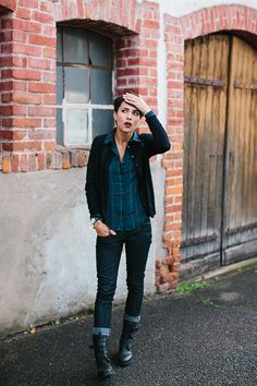 How To Wear A Flannel Shirt, How To Wear A Flannel, Shirt Around Waist, Magazine Fashion, Mode Casual, Tomboy Fashion, Inspiration Mode, Mode Inspiration, Autumn Winter Fashion