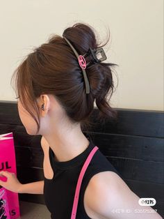 Asian Hair Ponytail, Cute Korean Ponytail, Korean Hairclip Hairstyle, Korean Hairstyle Clip, Asian Hair Clip Style, Cute Hair Pins Korean, Short Hair Tomboy, Korean Hair Color, Long Hair Tips