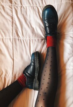 2023 French Street Style, Dress Like An Artist Outfits, Aesthetic Fall Shoes, Dr Martens Aesthetic Grunge, Docs And Socks, Dr Martens Socks, Dr Martens Fall Outfit, How To Style Doc Martens Fall, Outfits With Oxfords Women