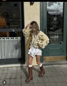 Garment Inspiration, Chica Chola, Dinner Outfit Casual, Sheep Print, Latina Outfits, Skirt Outfits Fall, Estilo Indie, Skandinavian Fashion, Cardigan Oversized