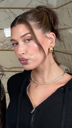 Hailey Bieber Hoop Earrings, Hailey Bieber Hair Styles, Hailey Bieber Make Up, Hailey Bieber Hairstyles, Hailey Bieber Short Hair, Hailey Bieber Earrings, Hailey Bieber Jewelry, Hailey Bieber Hair