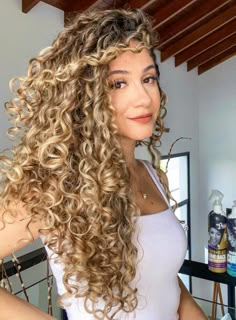 Ombre Golden Blonde Hair, Natural Curly Hair With Blonde Highlights, Curly Hair Honey Highlights, White Girl Curly Hair, Curly Hair Honey Blonde, Curly Honey Blonde Hair, Honey Blonde Highlights Curly Hair, Curly Blonde Balayage, Balayage Curly Hair Natural Curls