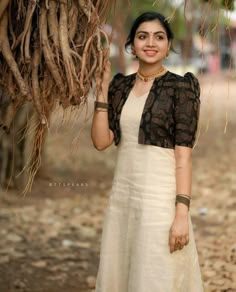 Shrug Model Kurtis, Kerala Style Dress For Women, Kurtha Tops Designs For Women, Kerala Kasavu Churidar Designs, Onam Dress Ideas For Women, Frock With Coat For Women, Kerala Churidar Models, Frock With Jacket, Onam Outfits Ideas