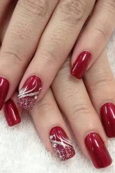 Foto de unhas pintadas de vermelha e unha em cada mão decorada com branco, dourado e stress. Easy Christmas Nail Art, Fancy Nail Art, Elegant Nail Art, Holiday Nail Designs, Fancy Nails Designs