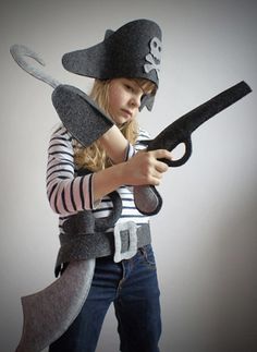 felt pirate gear. hat, hook, gun, sword Pirate Costume Couple, Diy Pirate Costume For Kids, Homemade Pirate Costumes, Pirate Costume Accessories, Pirate Costume Kids, Diy Pirate, Pirate Costume Diy, Costume Couple, Girl Pirates