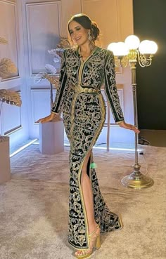 Moroccan Dress Modern, Morrocan Fashion, Caftan Moroccan, Moroccan Clothing, Casual Fashion Trends, Kaftan Designs, Classy Gowns, Moroccan Kaftan, Moroccan Fashion