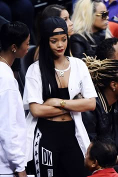 Aaliyah Basketball Outfit, Baseball Outfit Women, Rihanna Baggy Outfits, Rhianna Basketball Game, Hip Hop Outfit, Rihanna Crop Over, Rihanna Oversized Shirt