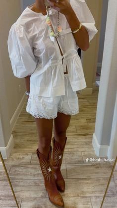 French Country Fashion Outfits, Style Inspiration Colorful, Neutral Boho Outfit Ideas, Nashville Chic, Cool Church Outfits, Wurstfest Outfit, Linen And Cowboy Boots, Classy Summer Fashion, Hot Humid Outfits