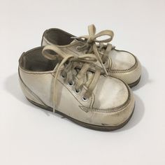 Vintage 1970's white leather Stride Rite baby shoes. The shoes have the original laces.  Condition  In good vintage condition. The shoes definitely show scuffing and wear but have a ton of life left.  Size  I believe they are labeled a size 4  The outsole measures 5 1/4 inches Vintage Baby Shoes, Stride Rite Shoes, Shoes Size 4, Baby Shoe Sizes, Shoes Vintage, Unisex Baby, Vintage Shoes, Vintage Baby, Kid Shoes