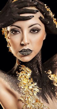 Makeup Dorado, Black And Gold Makeup, Beauty Shooting, Gold Makeup, Beauty Shoot, Foto Art, Fantasy Makeup, Editorial Makeup, Makati