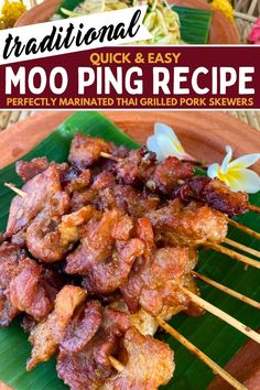 Several moo ping (Thai grilled pork skewers) on a banana leaf in a clay dish with 2 flowers in it as well. Thai Food For Party, Chinese Pork Skewers, Moo Ping Skewers, Thai Grilled Pork, Moo Ping Recipe, Thai Pork Skewers, Thai Authentic Recipes, Vietnamese Pork Skewers, Grilled Food Ideas Meat