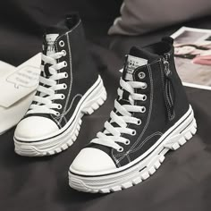 High Top White Shoes, Boty Converse, Shoes Platform Sneakers, Basket Style, Women Casual Shoes, Sneakers Looks, Shoes Platform, Aesthetic Shoes