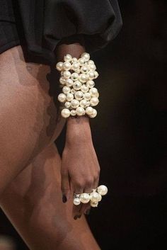 Pearlcore Aesthetic, Runway Jewelry, Beach Blonde, 2020 Runway, Runway Details, Jewellery Design, Jewelry Inspo, Fashion Details, Milan Fashion Week