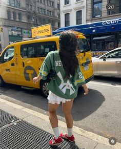 La Fashion Los Angeles Street Style, Yellow Shoes Outfit, Girly Streetwear, Jersey Party, Soccer Outfits, Jersey Outfit, Japanese Streetwear, Funky Fashion, Street Wear Urban