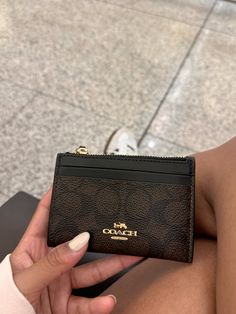 #coach #purse Mini Coach Purse, Coach Wallet Aesthetic, Coach Aesthetic, Coach Mini Purse, Xoxo Jewelry, Everyday Bag Essentials, My Style Bags, Handbag Essentials, Girls Tote